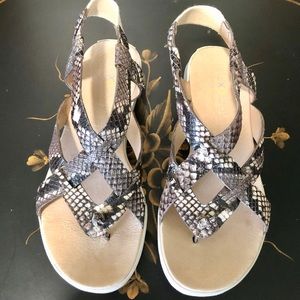Tommy Bahama Iolana snake skin sandals 8B